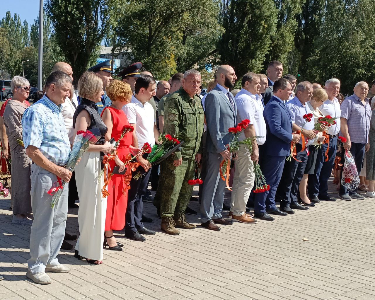 Возложение цветов к памятному знаку в честь основания города Шахтерска.