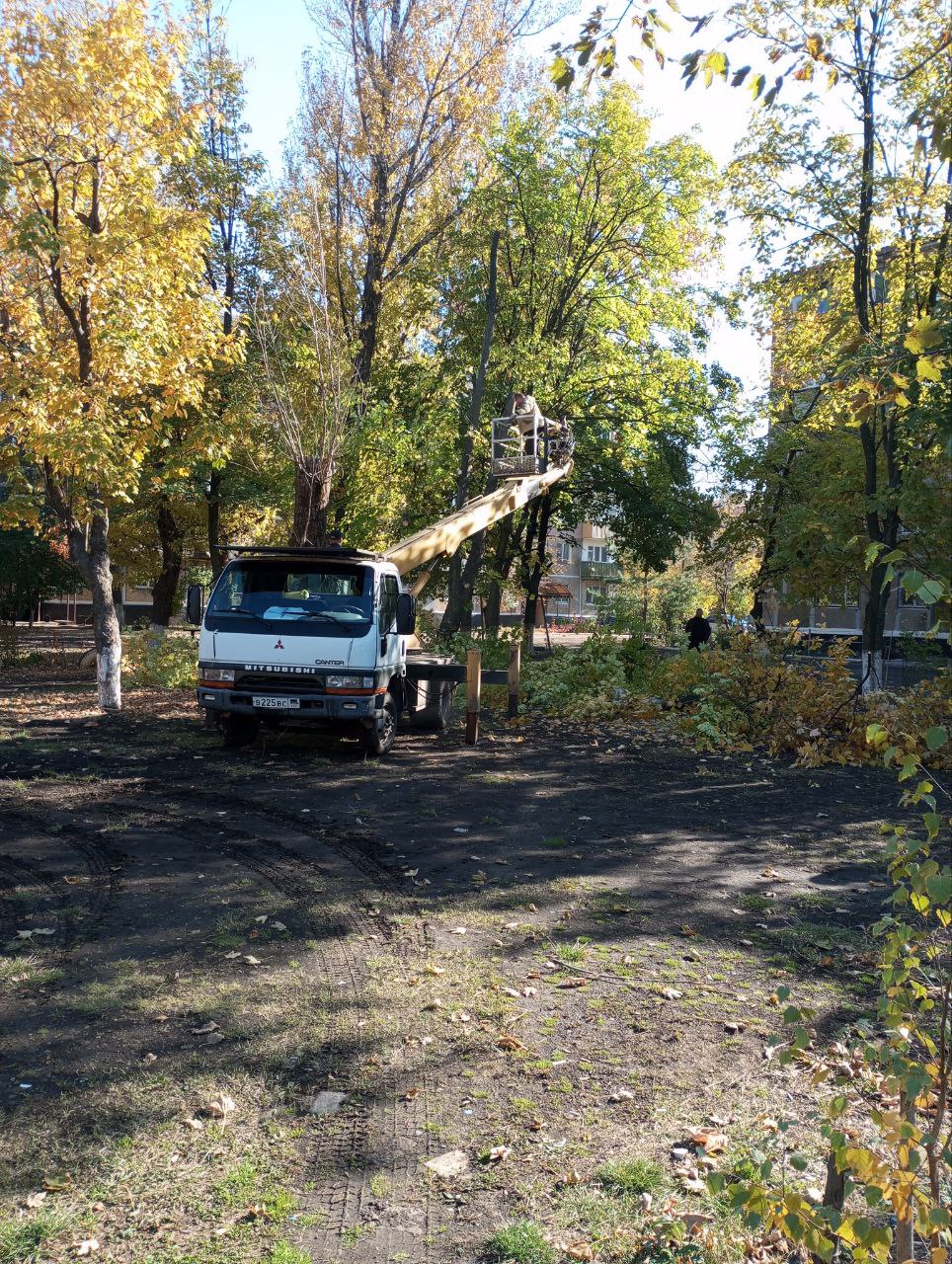 В Шахтерске начаты работы по благоустройству детской площадки.