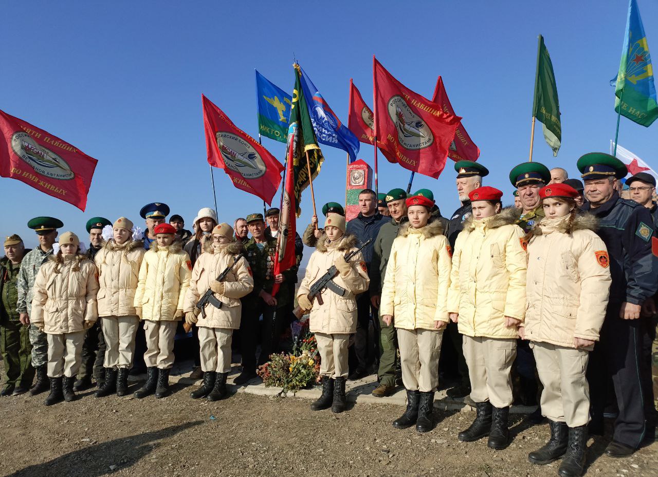 Возложение цветов к памятному знаку на горе Кирпичной, приуроченное годовщине сражения бойцов красной армии с немецко-фашистскими захватчиками.