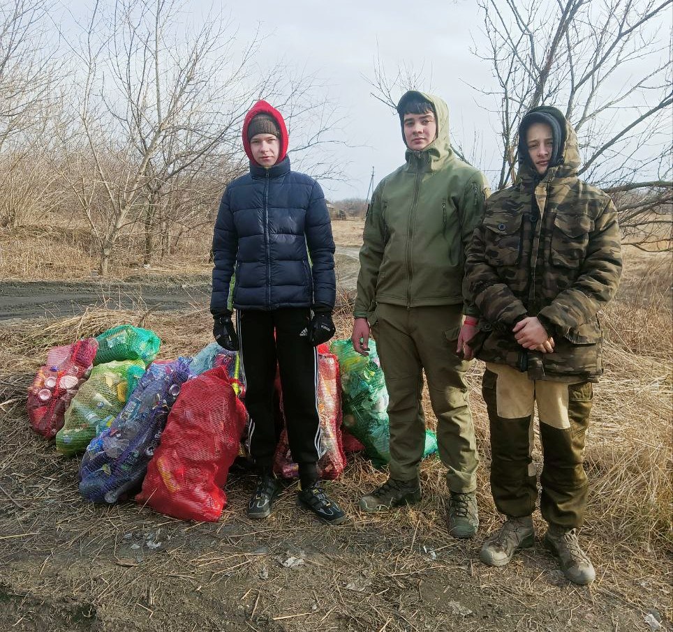 Жители Горного провели субботник.