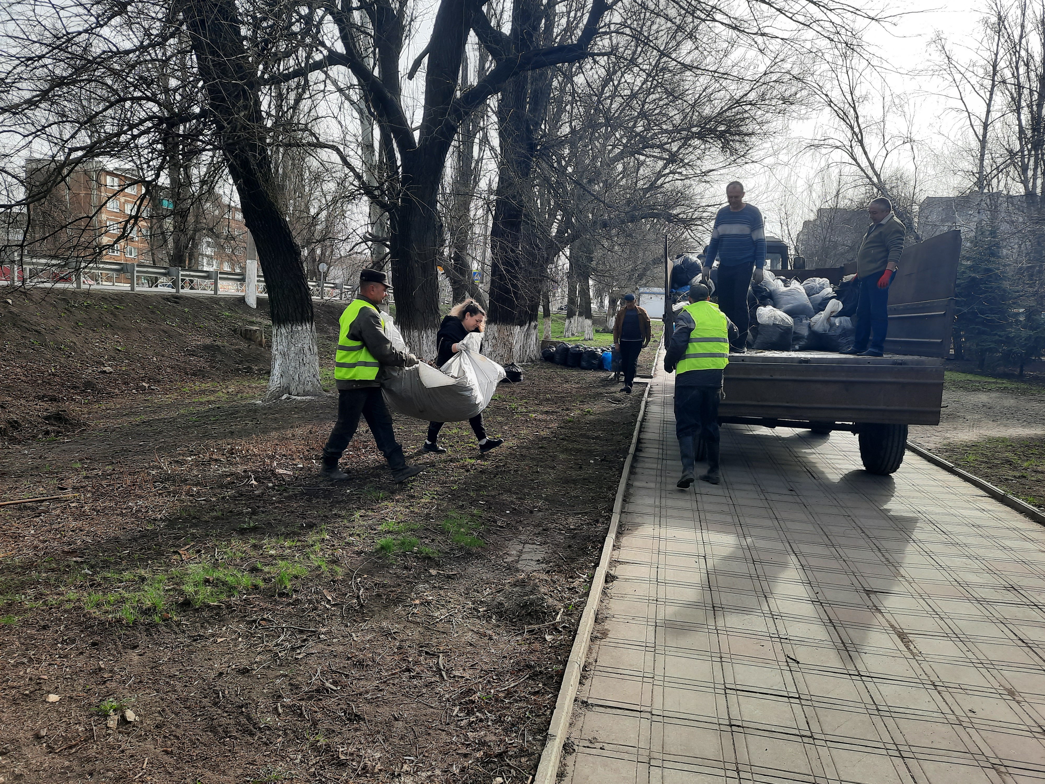 Уборка мусора, листвы и сухостоя продолжается в рамках городской программы по благоустройству.