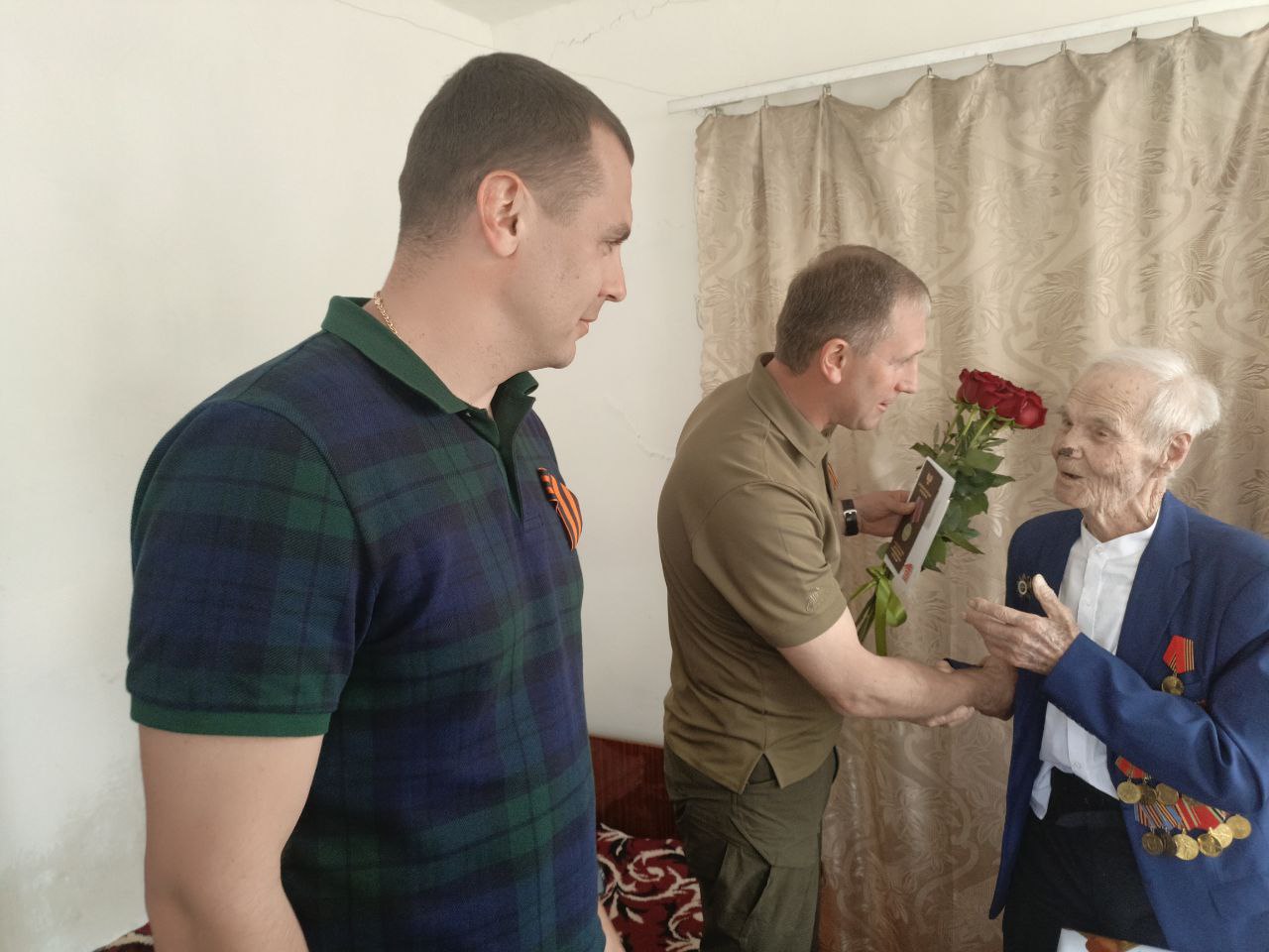 В Шахтерском округе поздравили ветерана Великой Отечественной войны с предстоящим праздником.