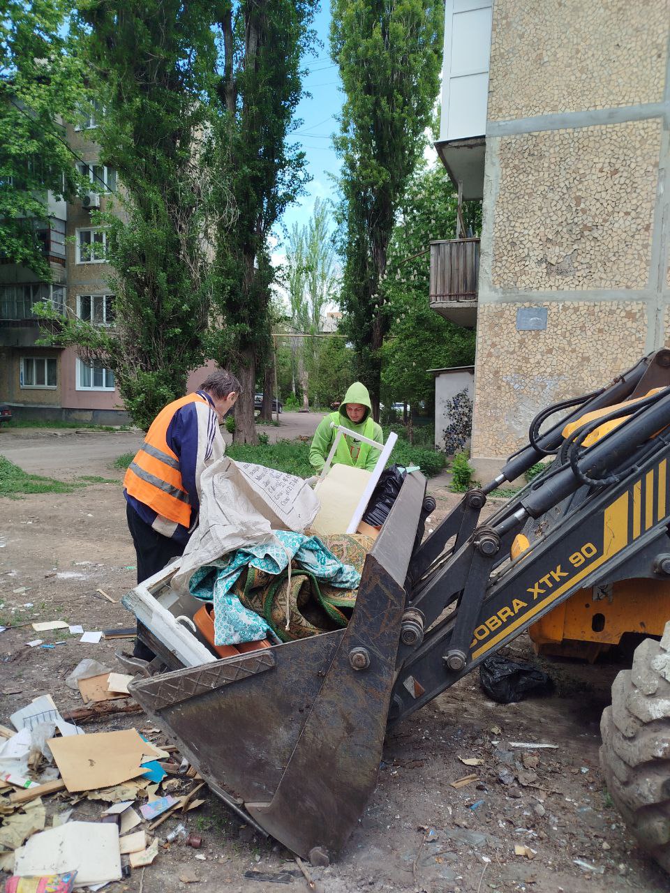 Силами Государственного унитарного предприятия ДНР «ДОНСНАБКОМПЛЕКТ» на территории Шахтерского муниципального округа вывезли несанкционированные свалки возле контейнеров на 7 мкр-н и 8 мкр-н..