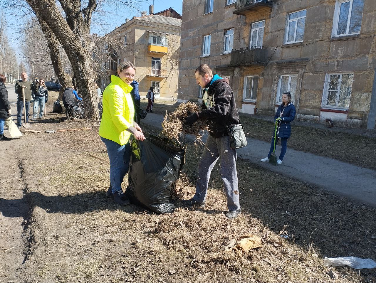 В рамках проведения двухмесячника по благоустройству и наведению санитарного порядка на территории Шахтерского муниципального округа, все организации, предприятия, учреждения приняли участие в акции «Чистый четверг».