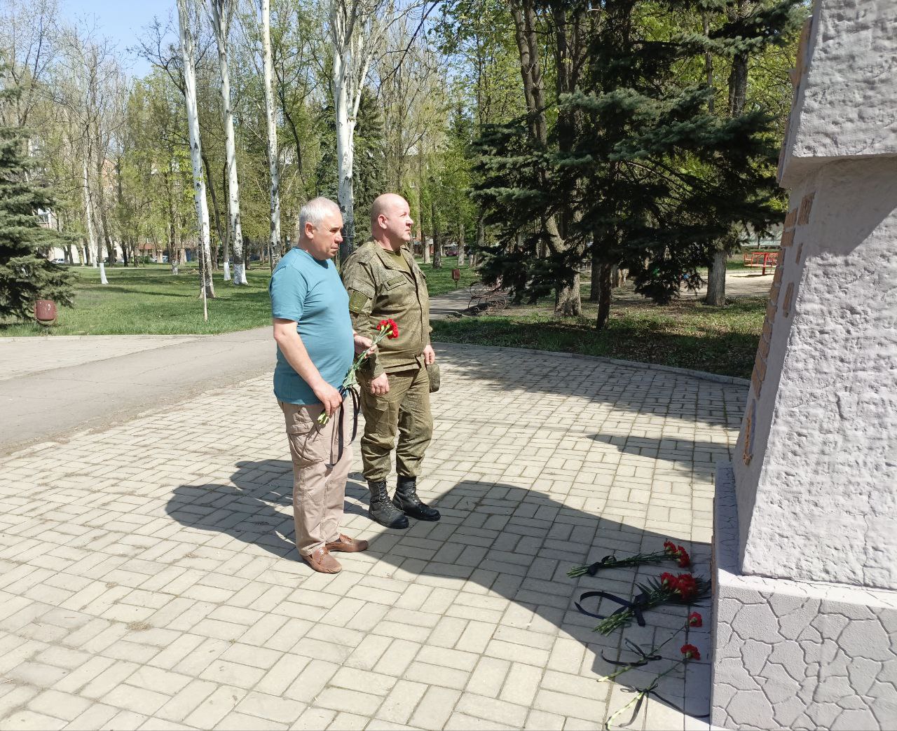 В Шахтерске возложили цветы к памятнику «Побег из ада».