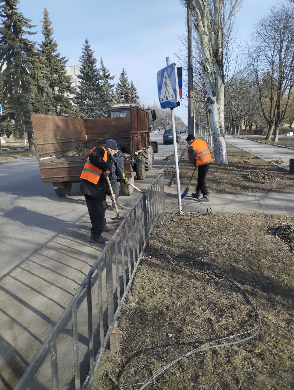 С целью подготовки территории города к весенне-летнему периоду, а также надлежащего содержания территории,  МУП «ТП «Партнер» продолжаются мероприятия по уборке ул. Крупской.