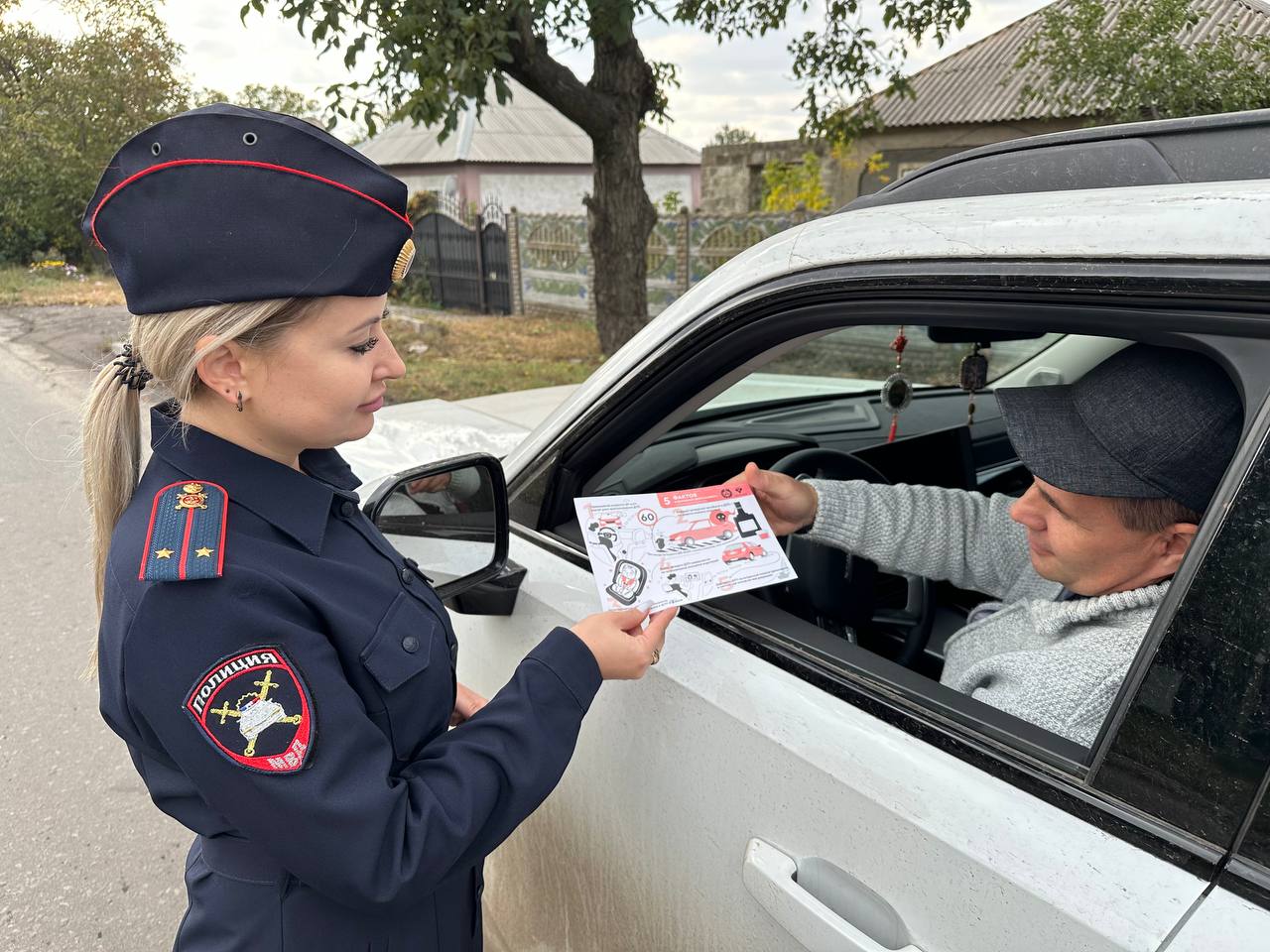 Сотрудники ГИБДД провели беседы с водителями о правилах перевозки детей.