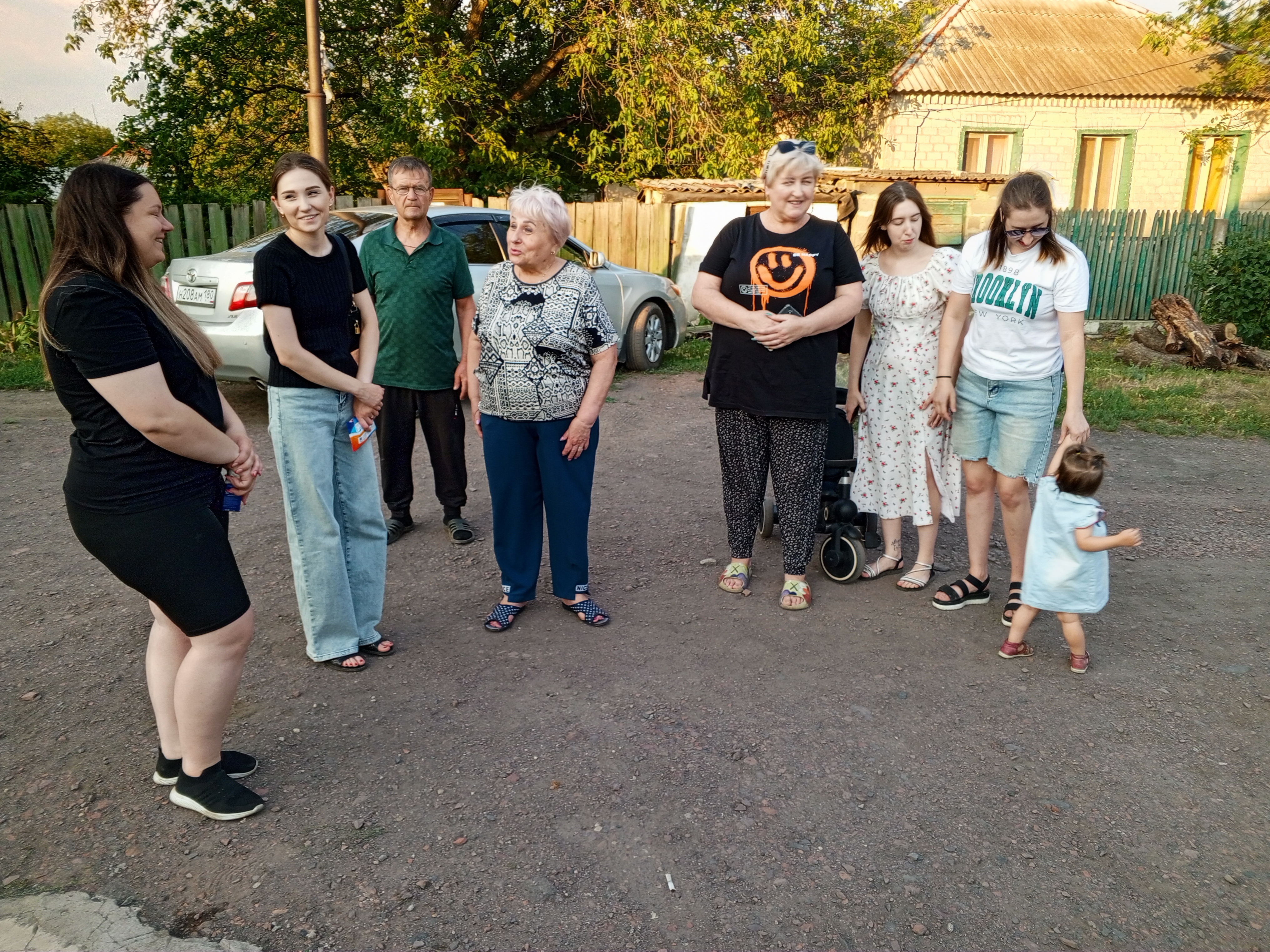 Председатель общественного совета Шахтерского муниципального округа Галина Бугрий провела встречу с жителями улицы Полтавская города Шахтерска.