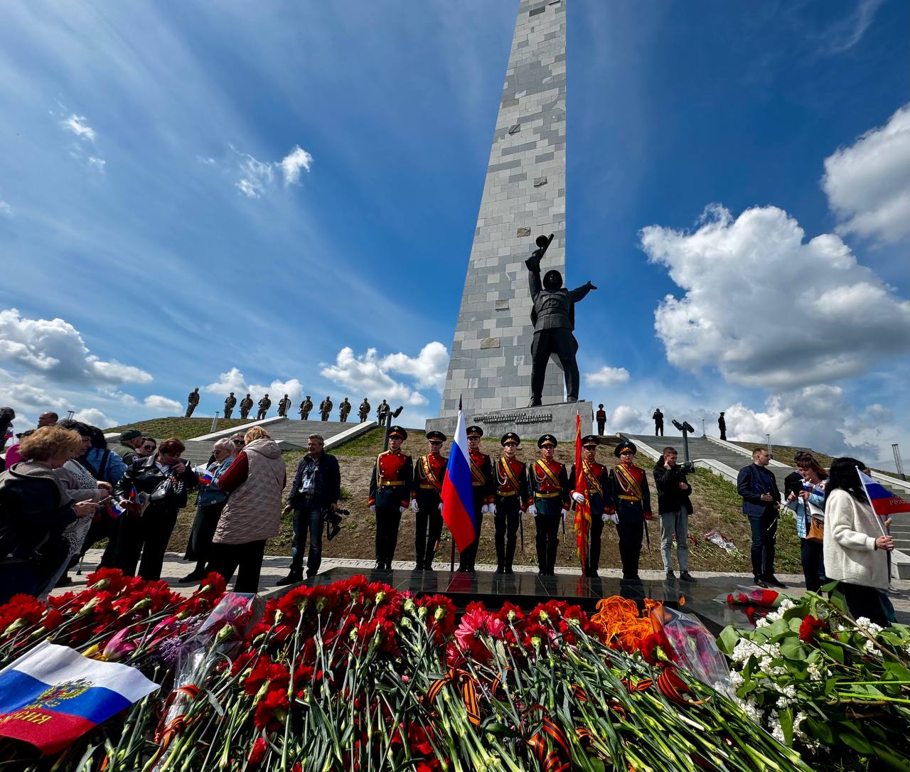 Делегация Шахтерского округа приняла участие в торжественном мероприятии на легендарной высоте Саур-Могила.