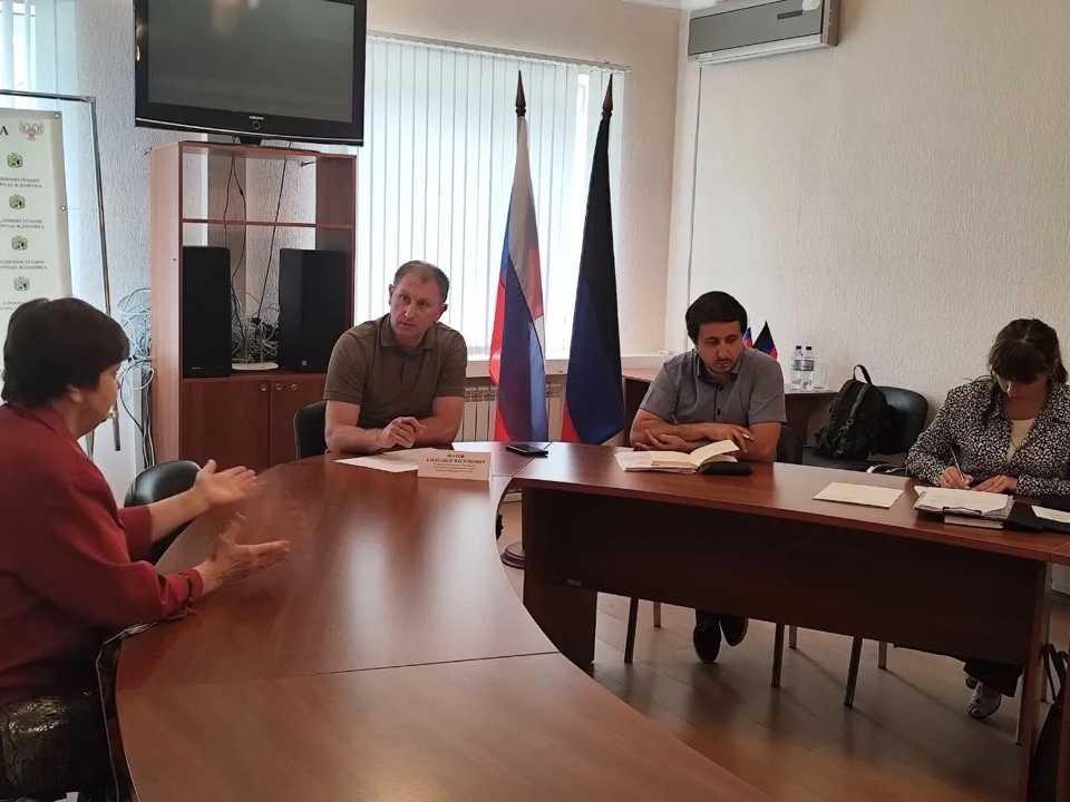 Глава Шахтерского округа ответил на вопросы ждановцев.