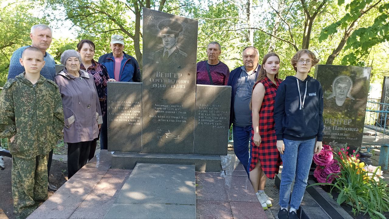 В Шахтерском округе благоустраивают памятники.