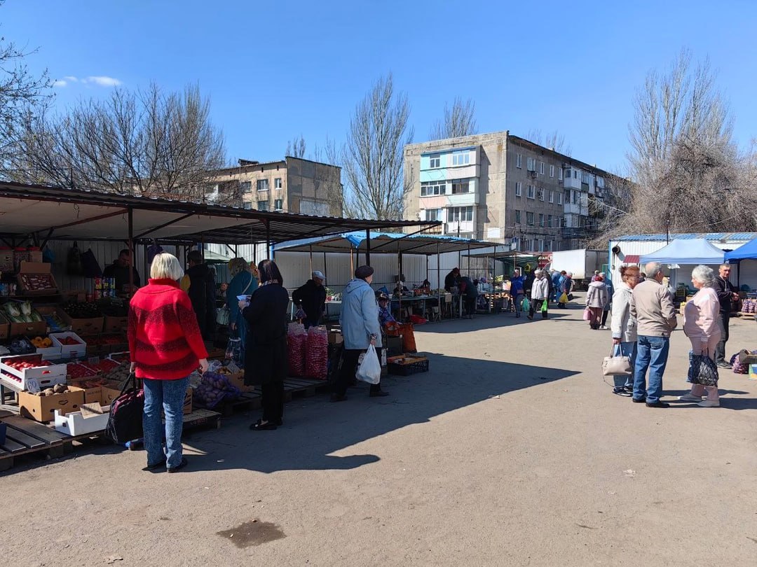 Контролеры продолжают рейд.