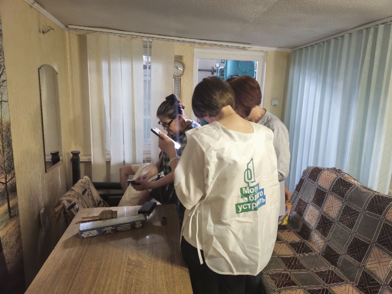 В Шахтерском округе волонтеры помогают гражданам принять участие в голосовании в рамках федерального проекта &quot;Формирование комфортной городской среды&quot;.