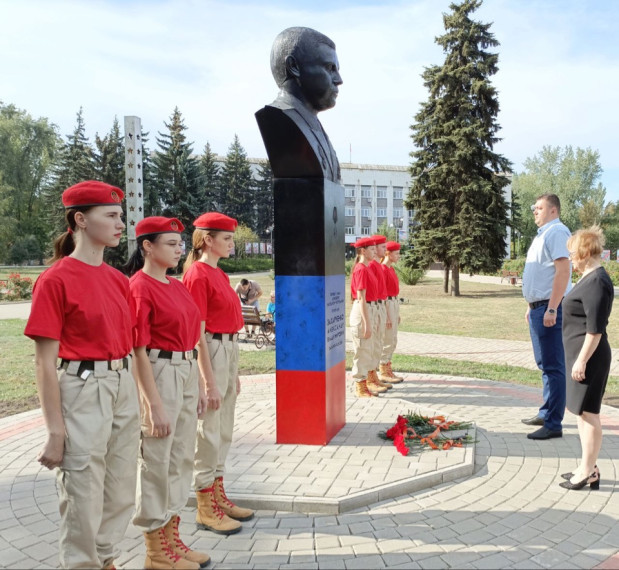 В Шахтерске почтили память первого Главы Республики. В Шахтерске почтили память первого Главы Республики.