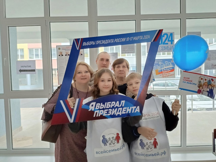 Сегодня, жители города Шахтерска, семья Хмелевых принимают эстафету у семьи Филипповых участвуя в акции «Всей семьей на выборы». Сегодня, жители города Шахтерска, семья Хмелевых принимают эстафету у семьи Филипповых участвуя в акции «Всей семьей на выборы».
