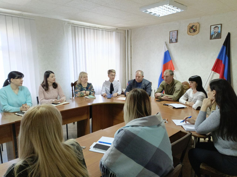 Александр Шатов обсудил вопросы жизнедеятельности Кировского и Ждановки. Александр Шатов обсудил вопросы жизнедеятельности Кировского и Ждановки.