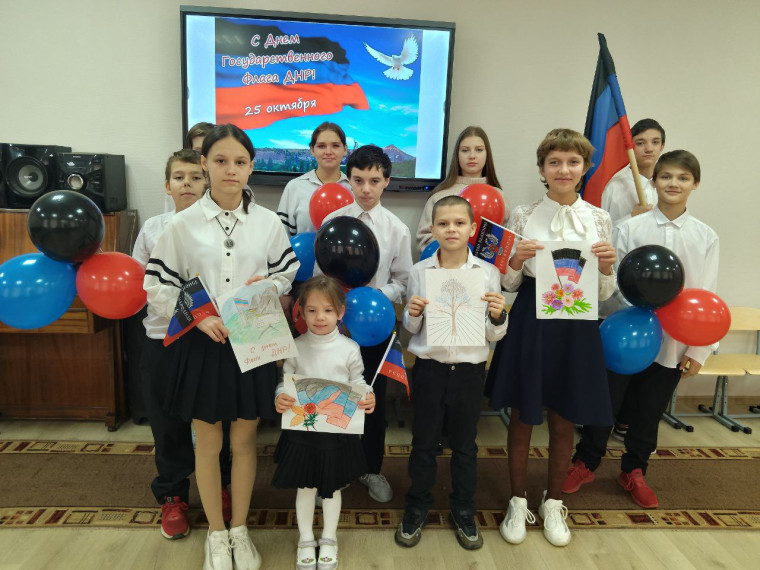 Воспитательное мероприятие "День флага Донецкой Народной Республики" состоялся в детском социальном центре администрации города Шахтерска. Воспитательное мероприятие "День флага Донецкой Народной Республики" состоялся в детском социальном центре администрации города Шахтерска.