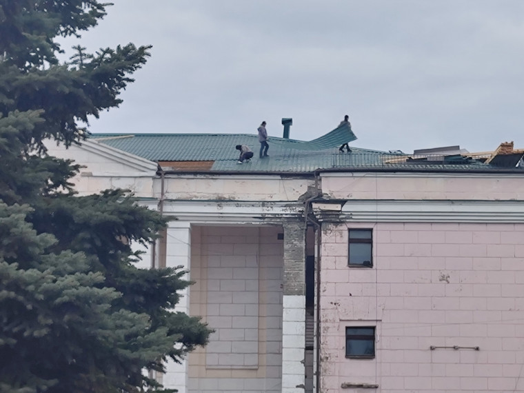 Продолжаются ремонтно-восстановительные работы крыши Шахтерского Дворца культуры. Продолжаются ремонтно-восстановительные работы крыши Шахтерского Дворца культуры.
