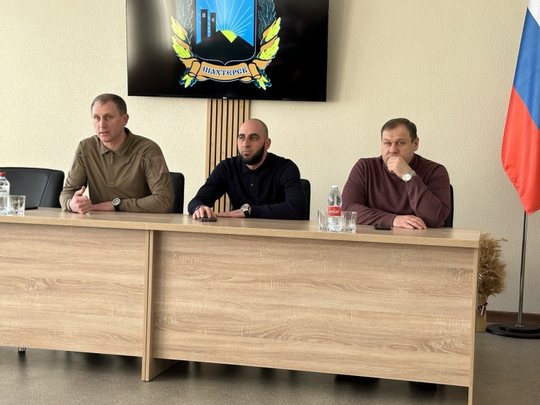 Глава Шахтерского округа ответил на вопросы трудового коллектива ООО «РОЗ-АГРО». Глава Шахтерского округа ответил на вопросы трудового коллектива ООО «РОЗ-АГРО».