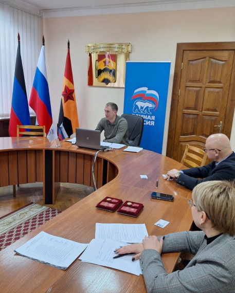 В Шахтерске прошло заседание политического совета партии «Единая Россия». В Шахтерске прошло заседание политического совета партии «Единая Россия».