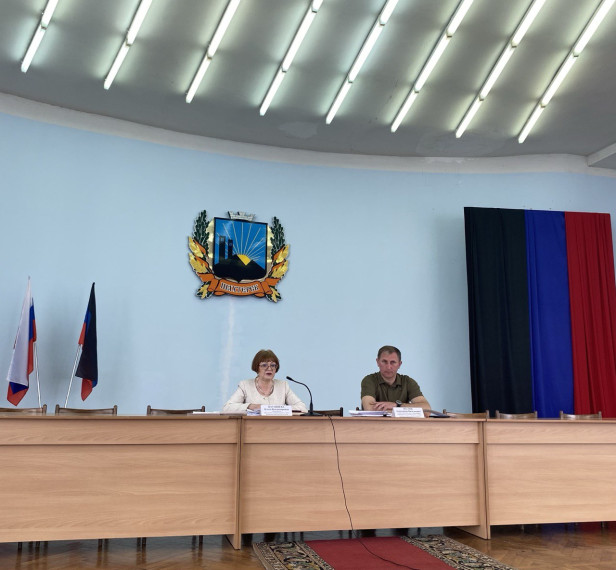 В Шахтерске депутаты приняли ряд решений. В Шахтерске депутаты приняли ряд решений.