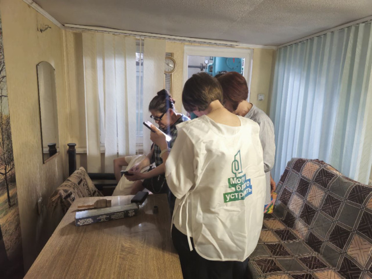 В Шахтерском округе волонтеры помогают гражданам принять участие в голосовании в рамках федерального проекта "Формирование комфортной городской среды". В Шахтерском округе волонтеры помогают гражданам принять участие в голосовании в рамках федерального проекта "Формирование комфортной городской среды".