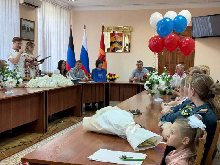 В Шахтерске состоялось торжественное мероприятие, посвященное Дню семьи, любви и верности. В Шахтерске состоялось торжественное мероприятие, посвященное Дню семьи, любви и верности.