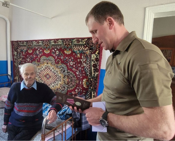 Александр Шатов поздравил ветерана войны и труда со 106-летием. Александр Шатов поздравил ветерана войны и труда со 106-летием.