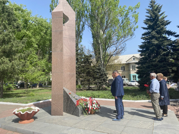 В Шахтерске возложили цветы к памятнику погибшим шахтерам. В Шахтерске возложили цветы к памятнику погибшим шахтерам.