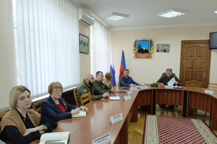 В Шахтерске обсудили вопросы взаимодействия с регионом-шефом и рабочие вопросы жизнедеятельности округа. В Шахтерске обсудили вопросы взаимодействия с регионом-шефом и рабочие вопросы жизнедеятельности округа.