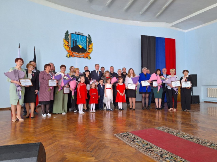 В Шахтерске прошел торжественный концерт к 10-летию Донецкой Народной Республики. В Шахтерске прошел торжественный концерт к 10-летию Донецкой Народной Республики.