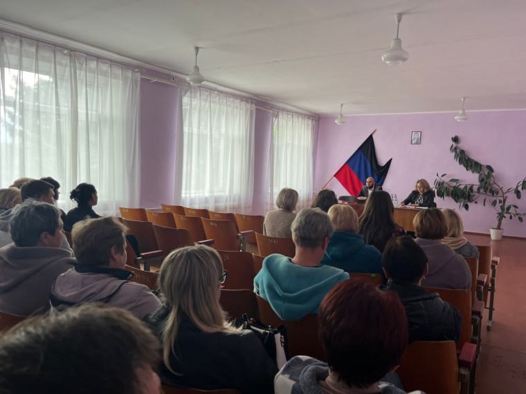 Руслан Дудников встретился с населением села Дмитровка. Руслан Дудников встретился с населением села Дмитровка.