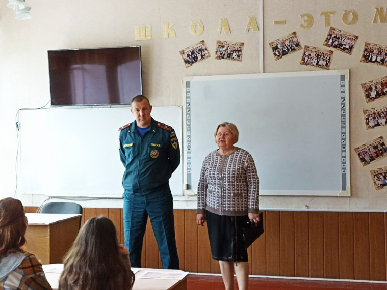 Школьникам Шахтерска рассказали правила поведения при обнаружении взрывоопасных предметов. Школьникам Шахтерска рассказали правила поведения при обнаружении взрывоопасных предметов.