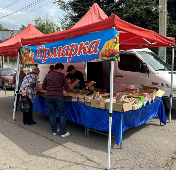 Универсальная ярмарка в городе Кировское . Универсальная ярмарка в городе Кировское .