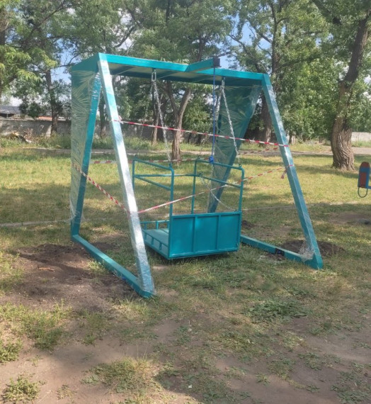 Специалисты благоустраивают детскую площадку в пгт. Стожковское. Специалисты благоустраивают детскую площадку в пгт. Стожковское.