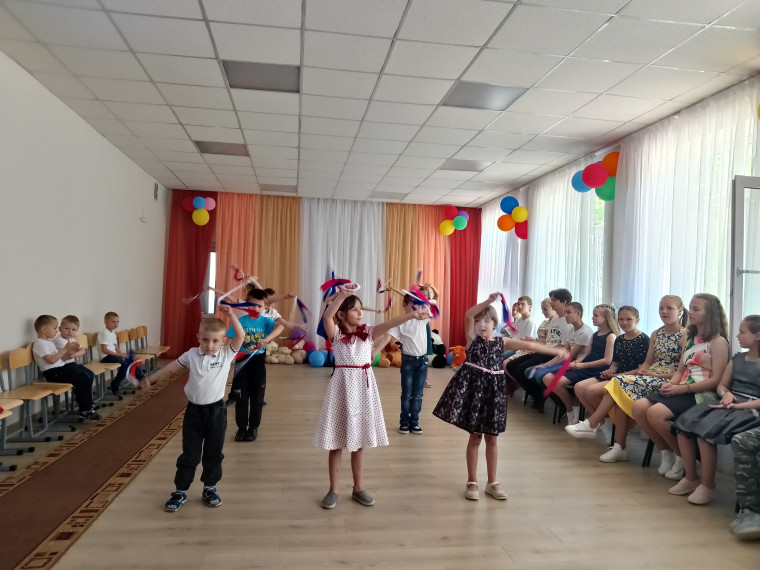 Праздничная программа, посвященная Дню России, в МБУ «Детский социальный центр». Праздничная программа, посвященная Дню России, в МБУ «Детский социальный центр».