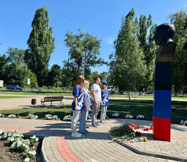 В Шахтерске почтили память первого Главы Донецкой Народной Республики. В Шахтерске почтили память первого Главы Донецкой Народной Республики.