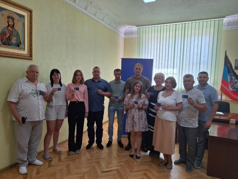Вручение партбилетов «Единой России» активистам Шахтерска продолжается. Вручение партбилетов «Единой России» активистам Шахтерска продолжается.