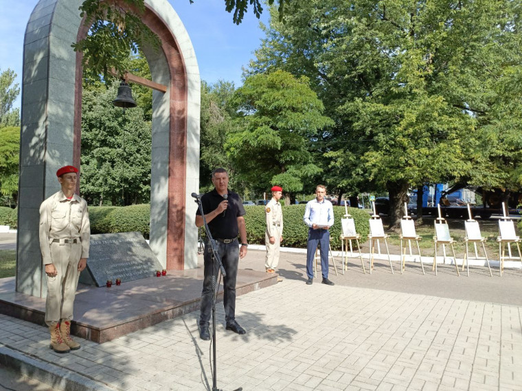 «Слеза в ладонях», тематический пролог с возложением цветов. «Слеза в ладонях», тематический пролог с возложением цветов.