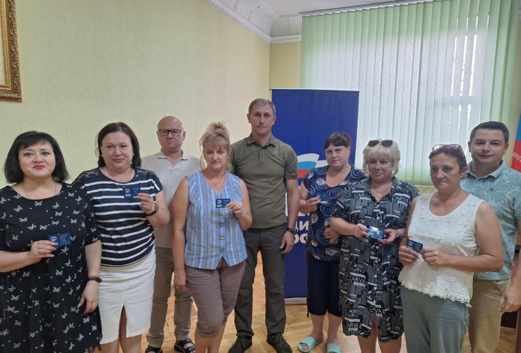 Вручение партбилетов «Единой России» активистам Шахтерска продолжается. Вручение партбилетов «Единой России» активистам Шахтерска продолжается.