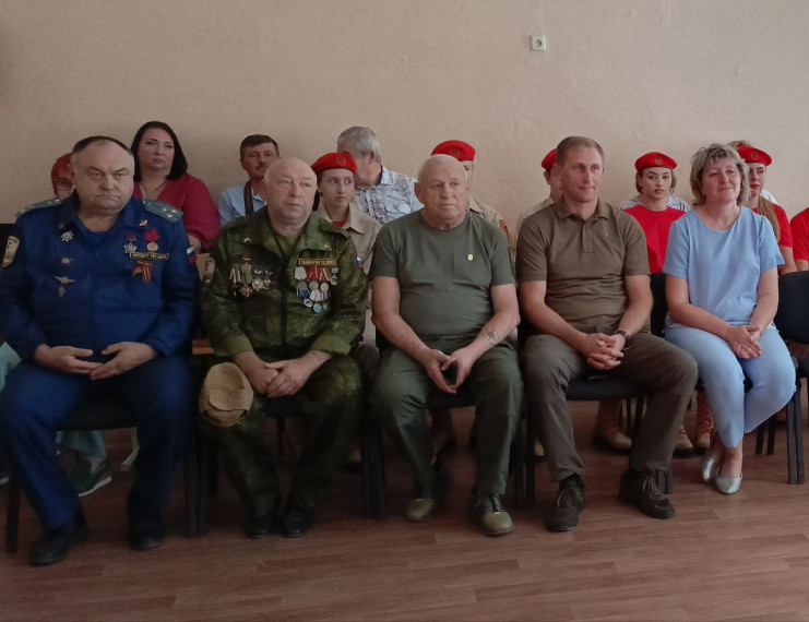 Юнармейцы Шахтерска презентовали сборник стихотворений. Юнармейцы Шахтерска презентовали сборник стихотворений.
