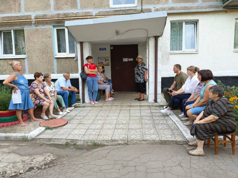 Глава округа провел встречу с жителями Шахтерска. Глава округа провел встречу с жителями Шахтерска.