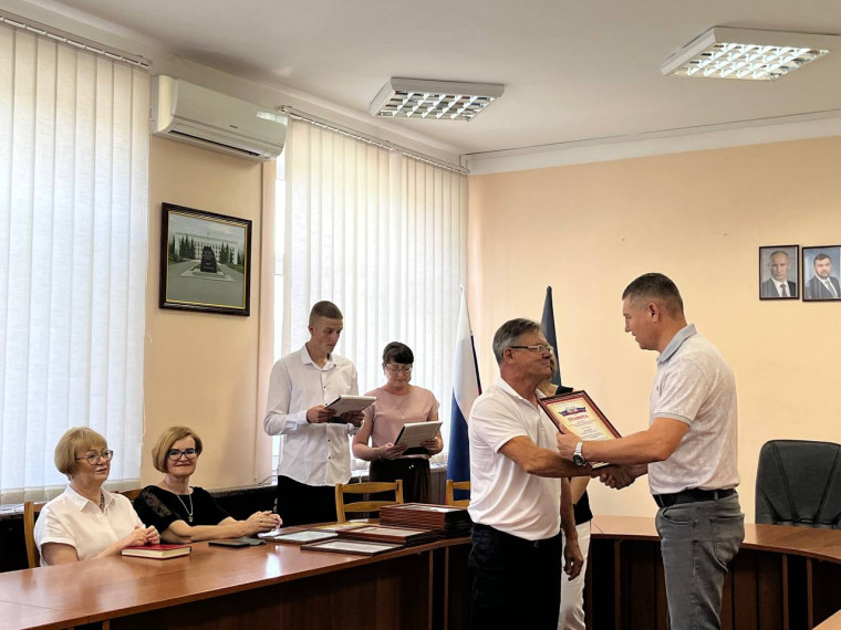 В Шахтерске отметили труд строителей . В Шахтерске отметили труд строителей .